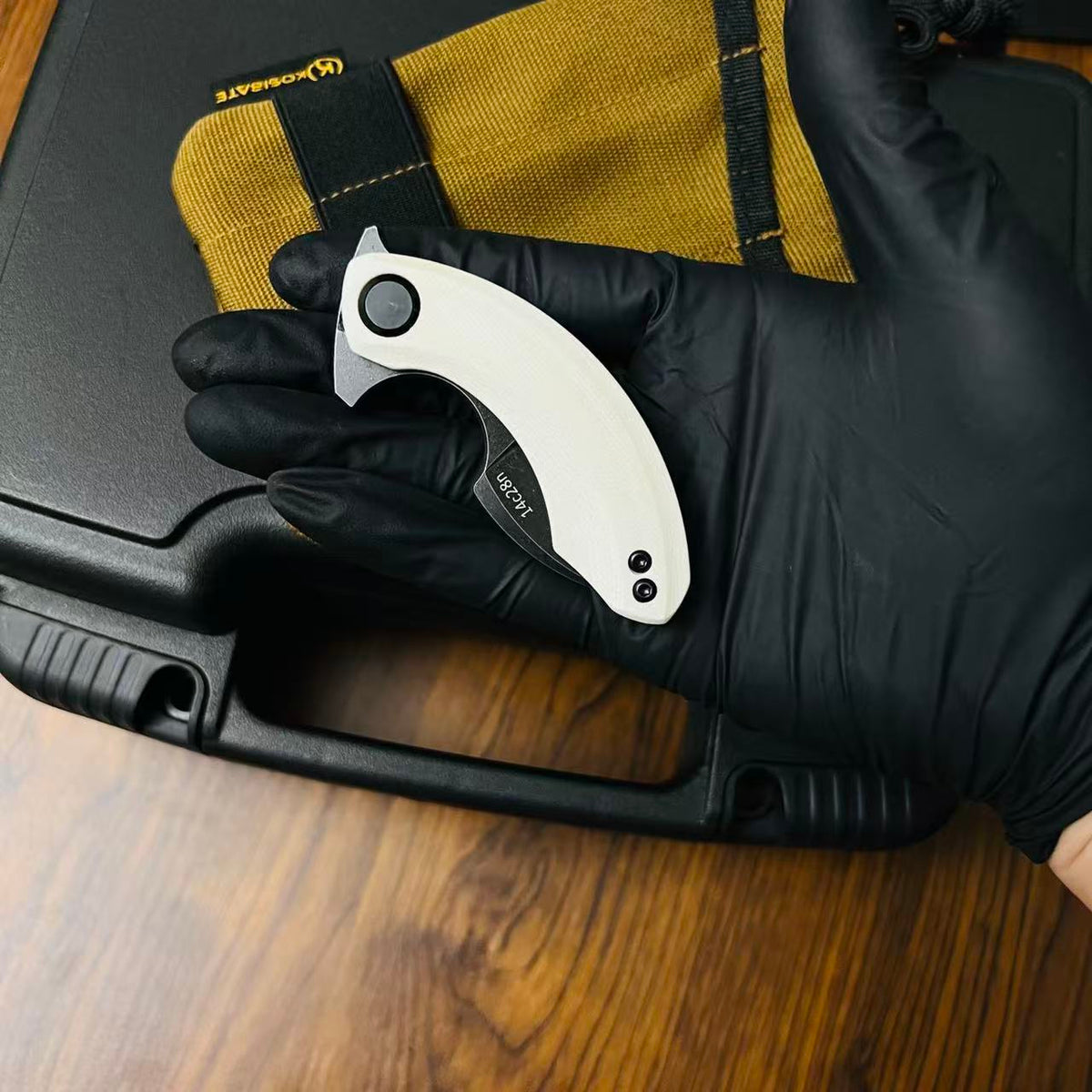 ZD014EDC Carry a folding knife karambit defense